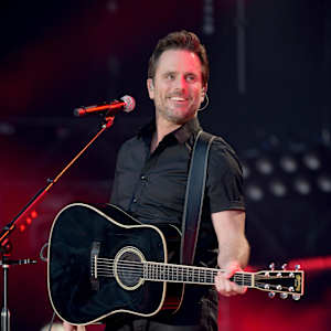Charles Esten Image